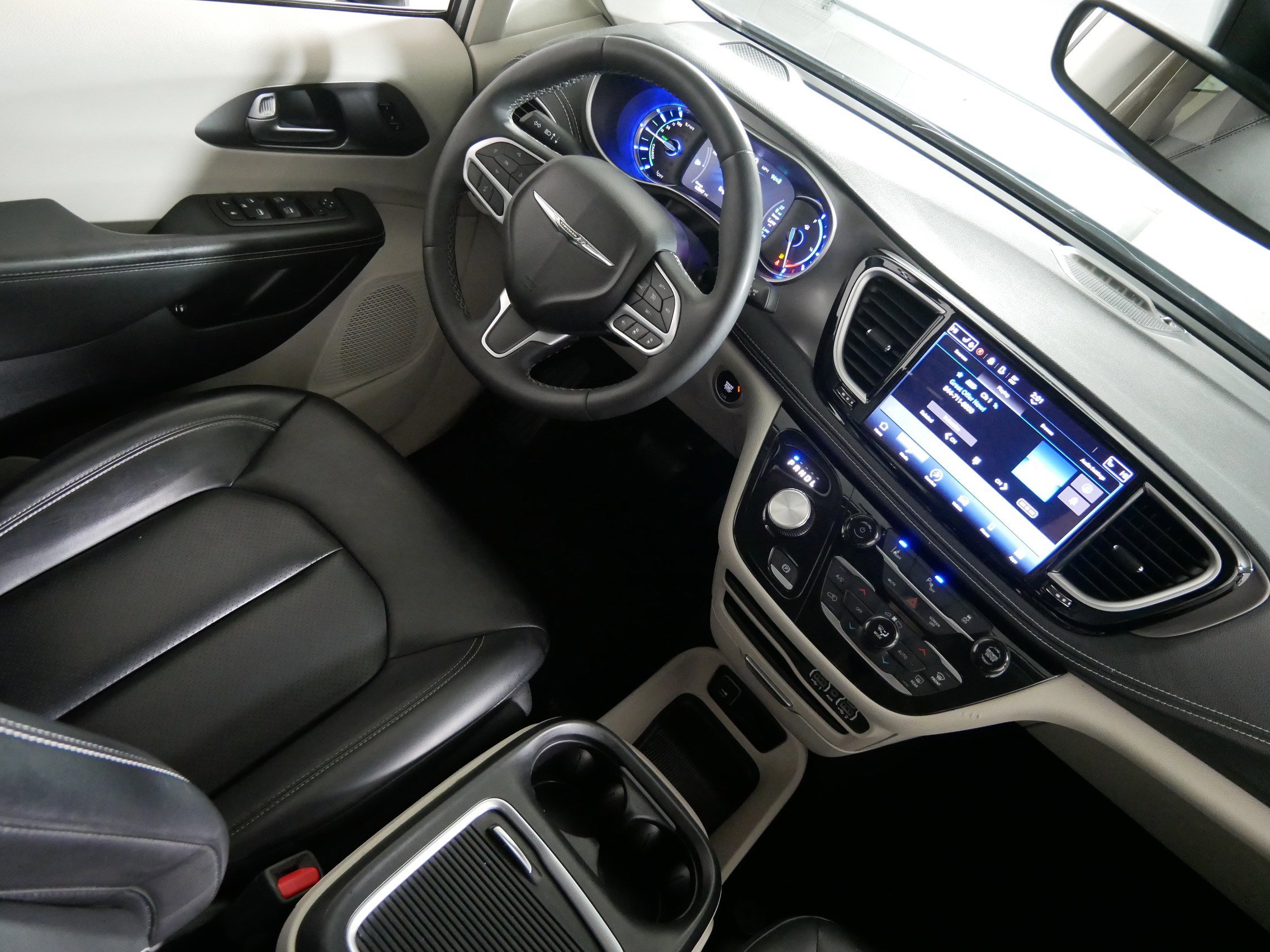 Used 2023 Chrysler Pacifica Touring-L image 9