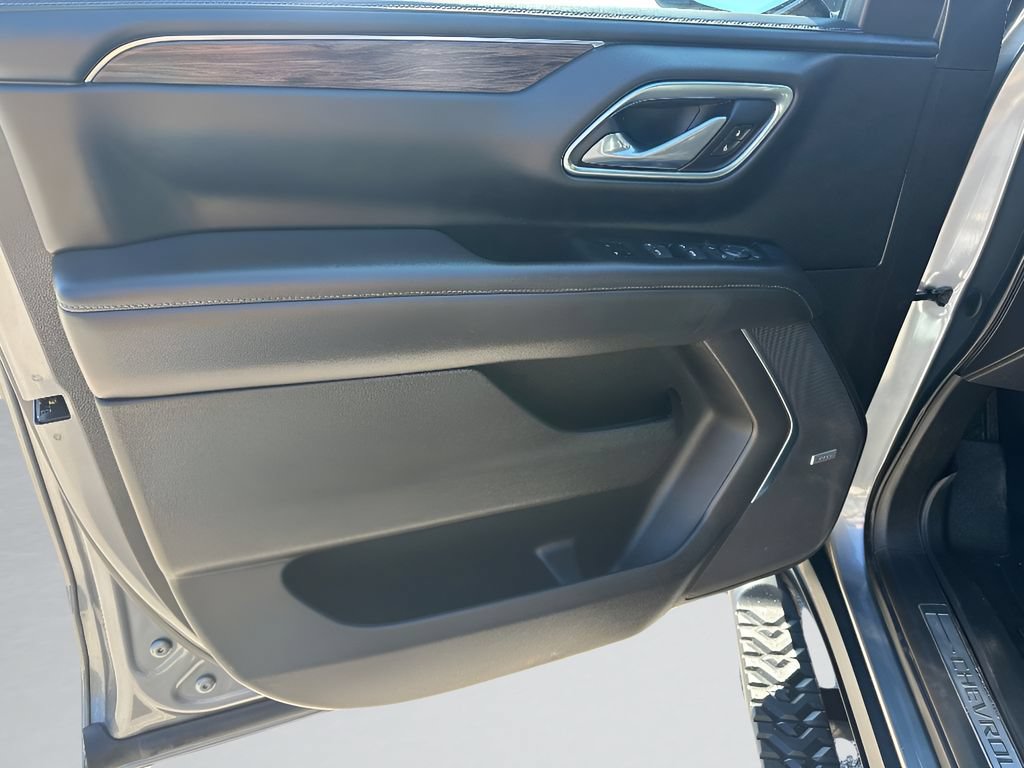 Used 2021 Chevrolet Tahoe Z71 w/ Luxury Package AWD/4WD image 19