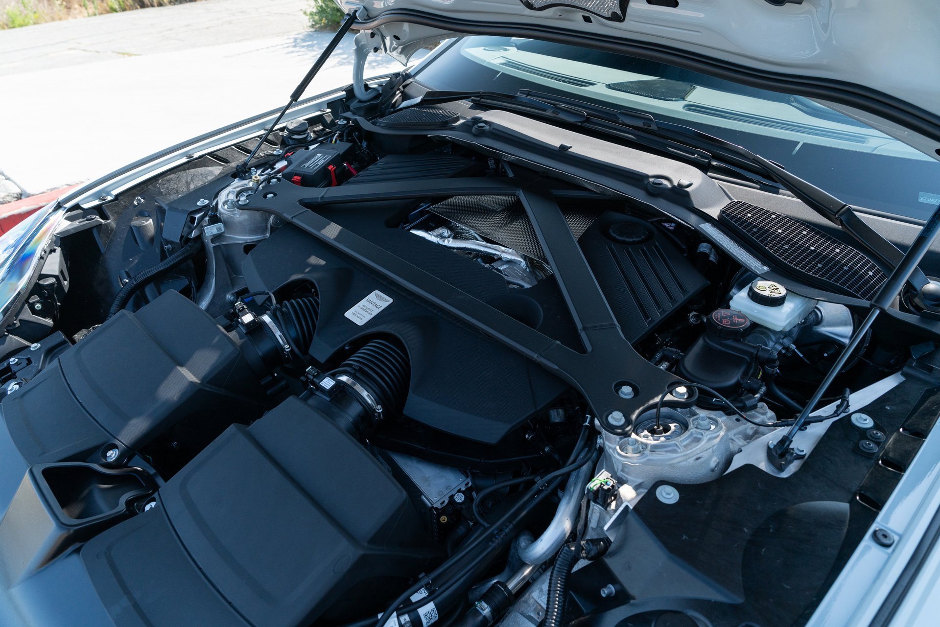 Used 2025 Aston Martin V8 Vantage Coupe image 12