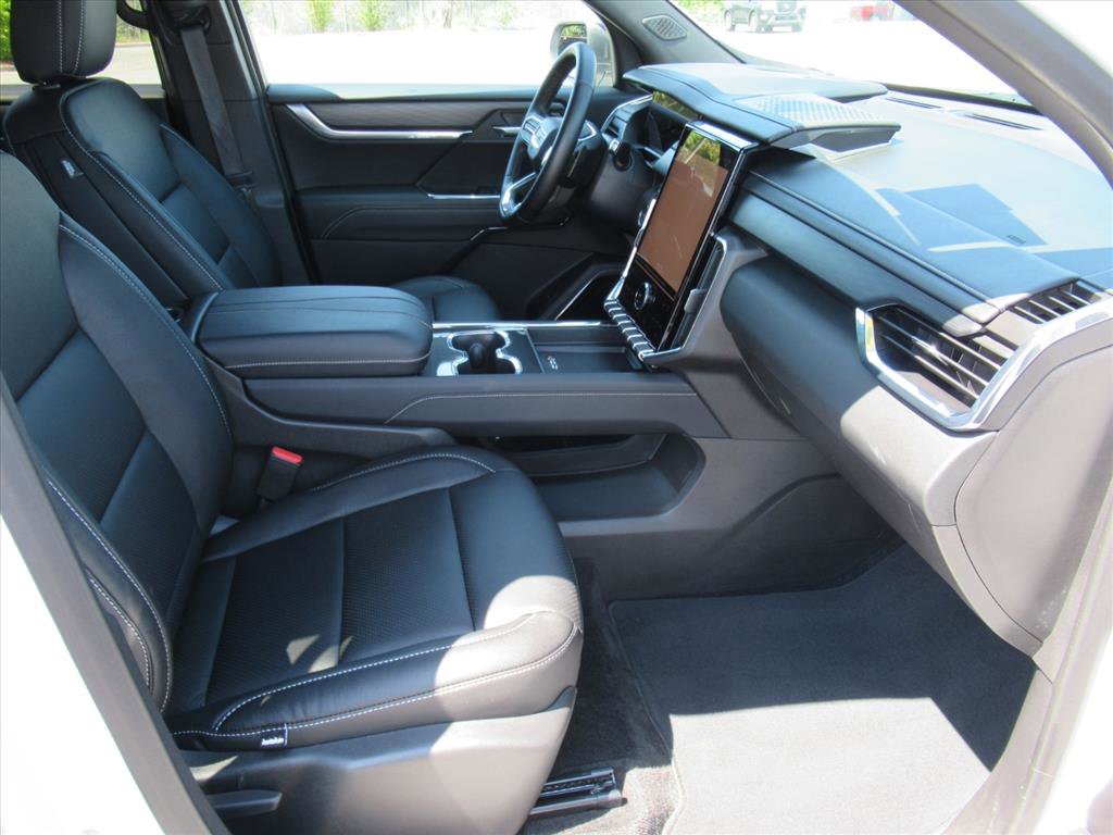 Used 2025 GMC Acadia Elevation image 10