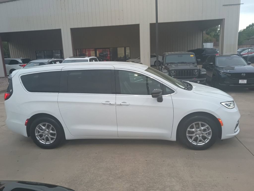 Used 2025 Chrysler Pacifica Select image 7
