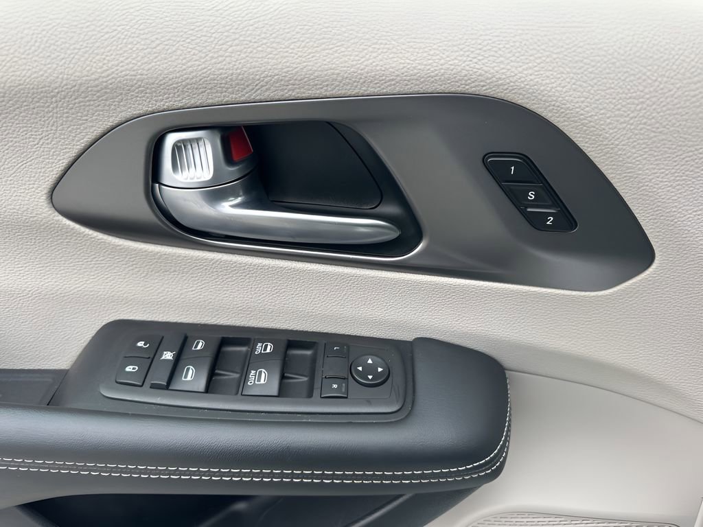 Used 2024 Chrysler Pacifica Touring-L image 28