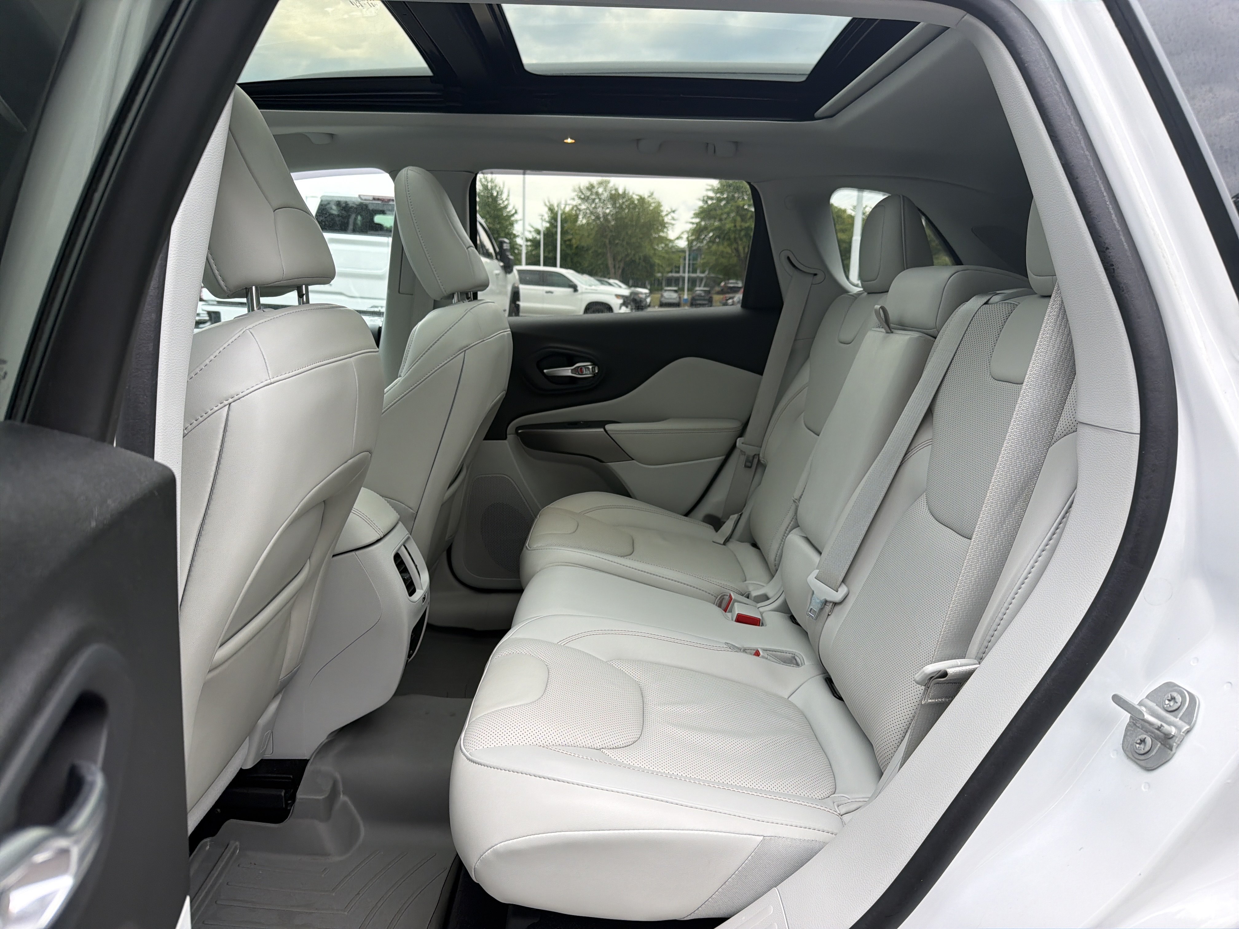 Used 2020 Jeep Cherokee Limited w/ Technology Group FWD image 32