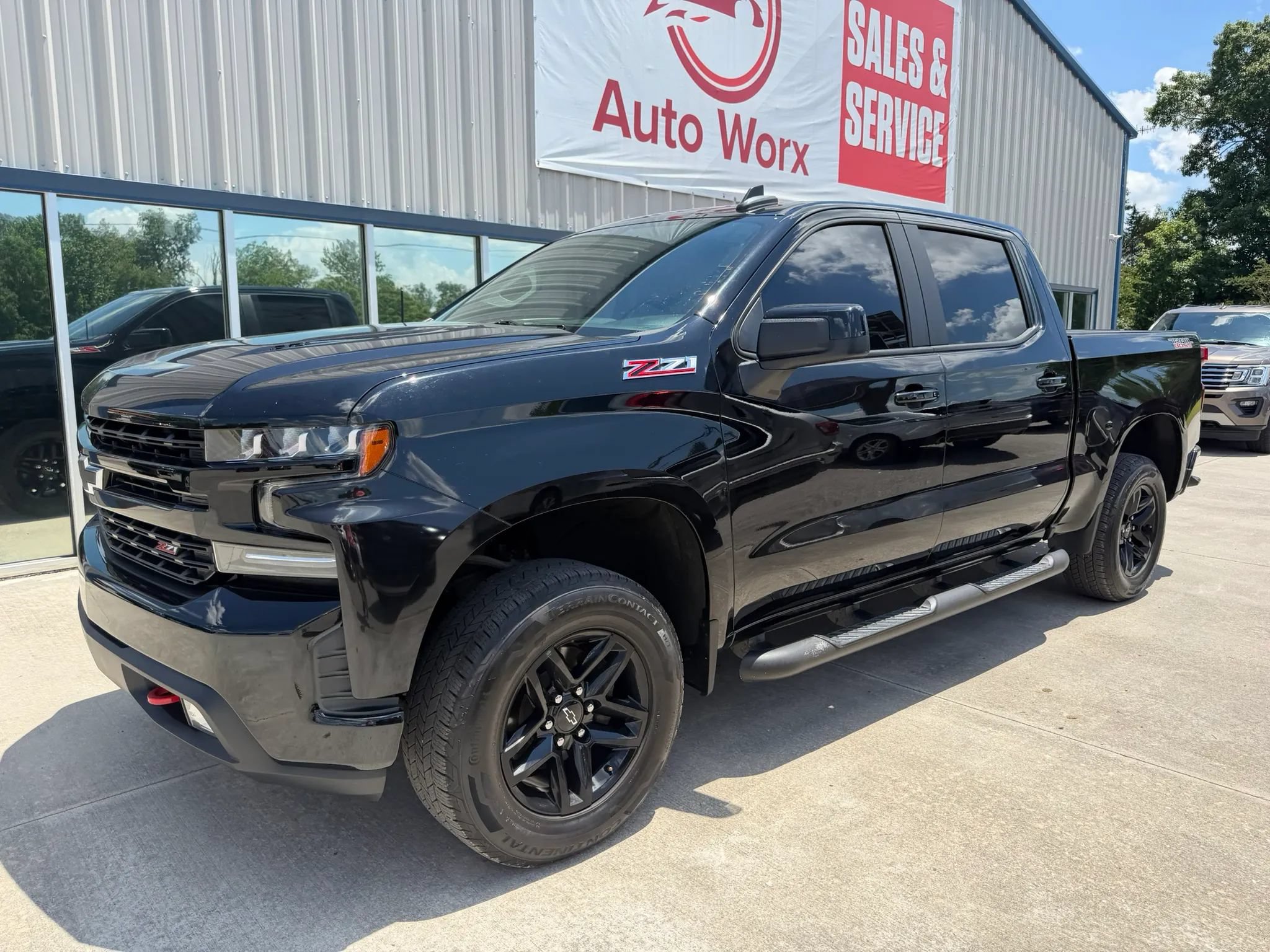 Used 2020 Chevrolet Silverado 1500 LT Trail Boss w/ Midnight Edition AWD/4WD image 31