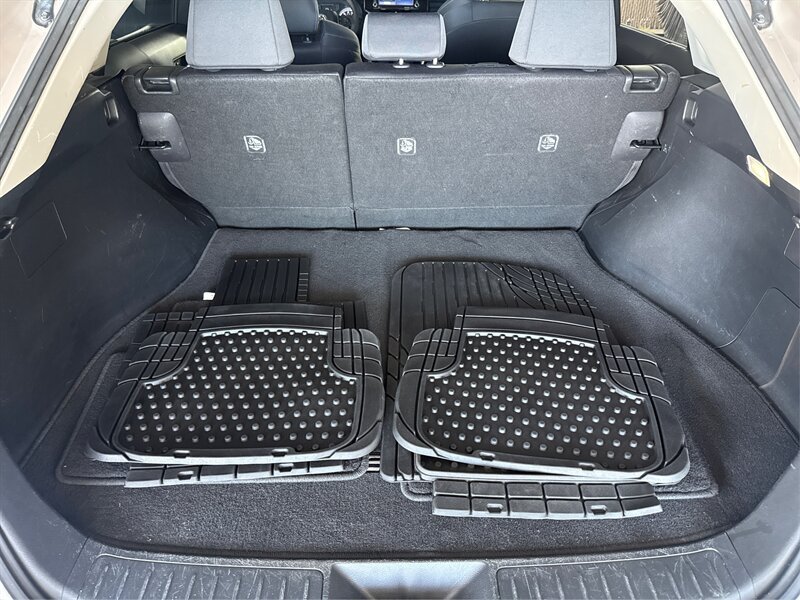 Used 2021 Toyota Venza LE w/ Carpet Mat Package (TMS) AWD/4WD image 12