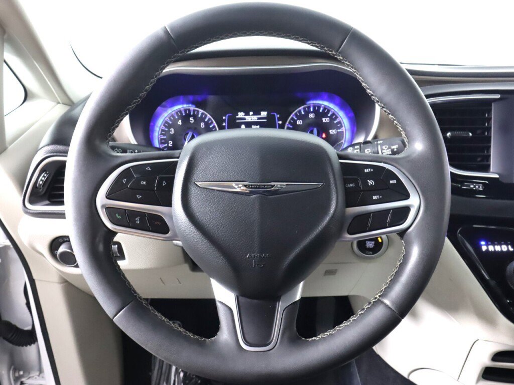 Used 2022 Chrysler Voyager LX image 11