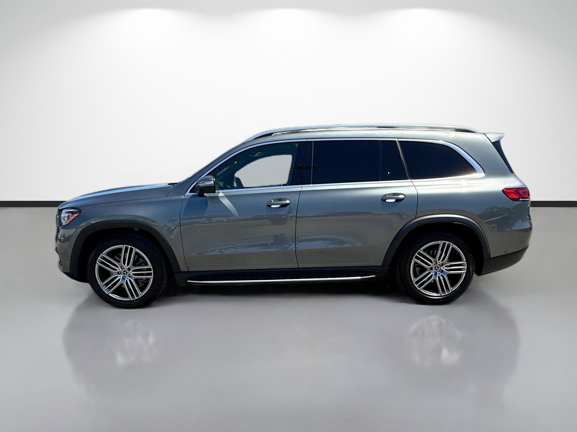 Used 2021 Mercedes-Benz GLS 450 4MATIC image 2