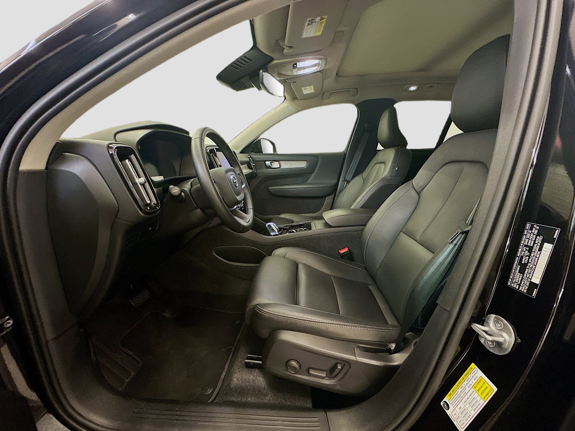 Used 2025 Volvo XC40 B5 Plus AWD/4WD image 13