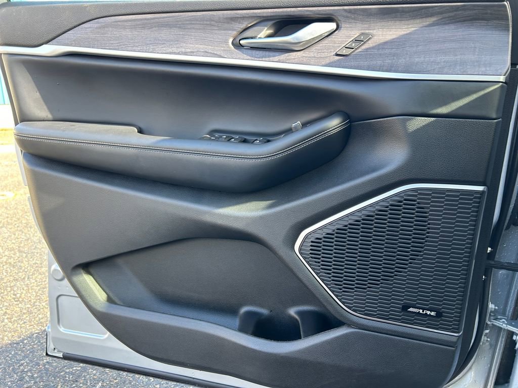 Used 2023 Jeep Grand Cherokee L Limited w/ Luxury Tech Group II image 22