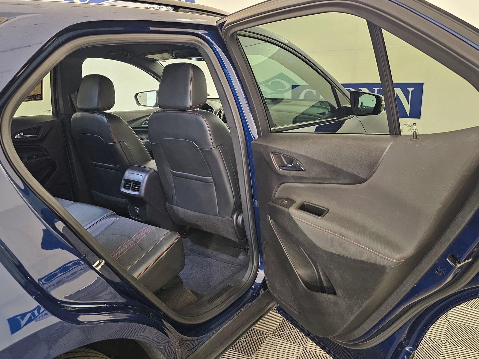 Used 2022 Chevrolet Equinox RS w/ Infotainment Package image 36