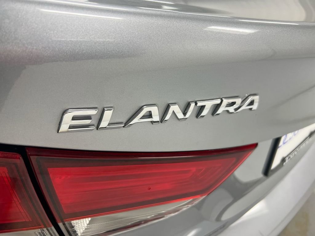 Used 2015 Hyundai Elantra SE FWD image 23