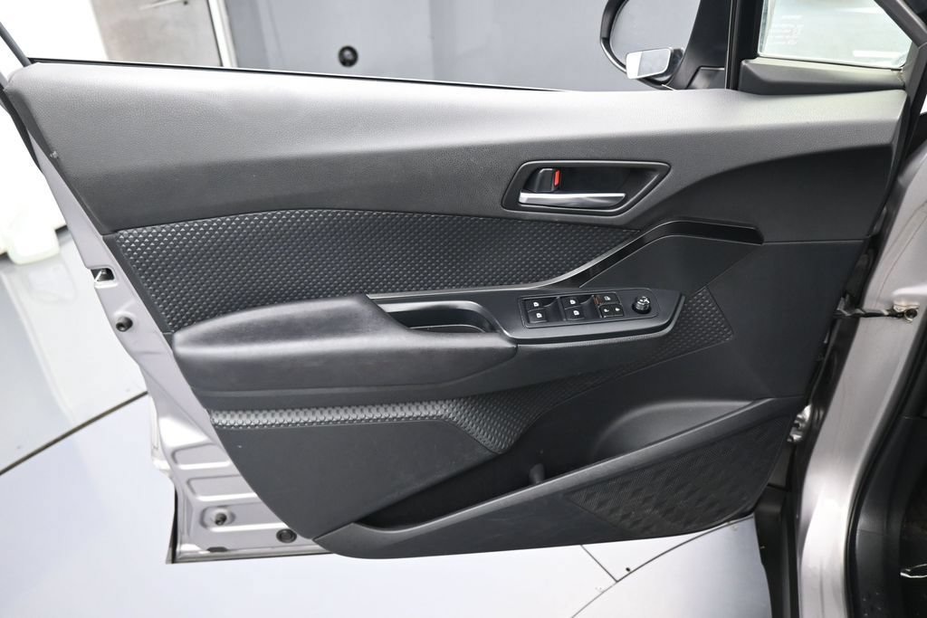 Used 2019 Toyota C-HR LE FWD image 12