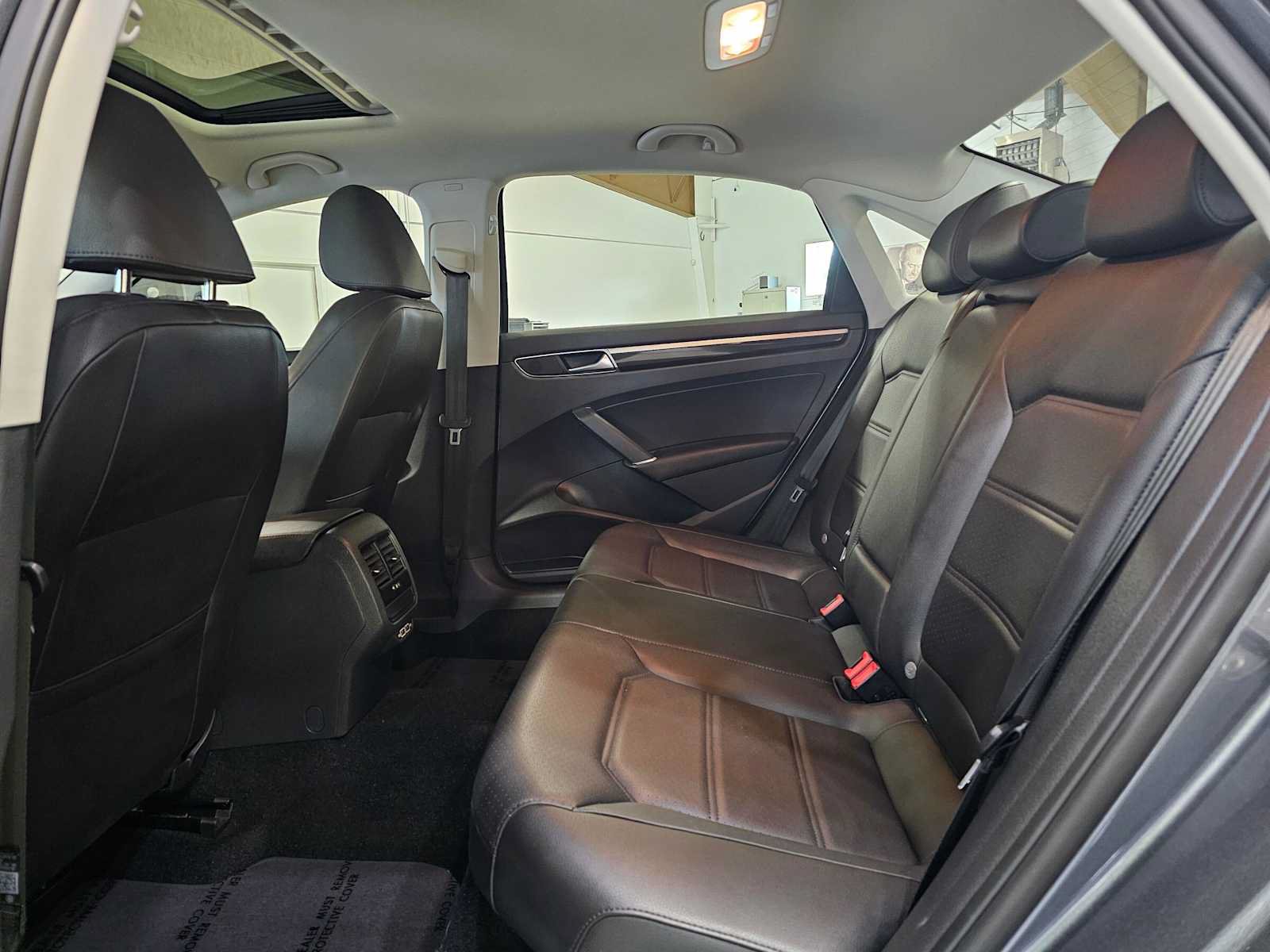 Used 2019 Volkswagen Passat 2.0T SE R-Line FWD image 18
