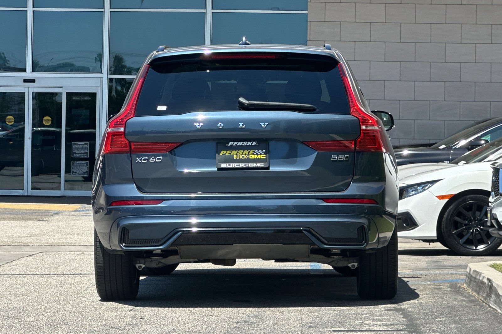 Used 2024 Volvo XC60 B5 Core AWD/4WD image 5