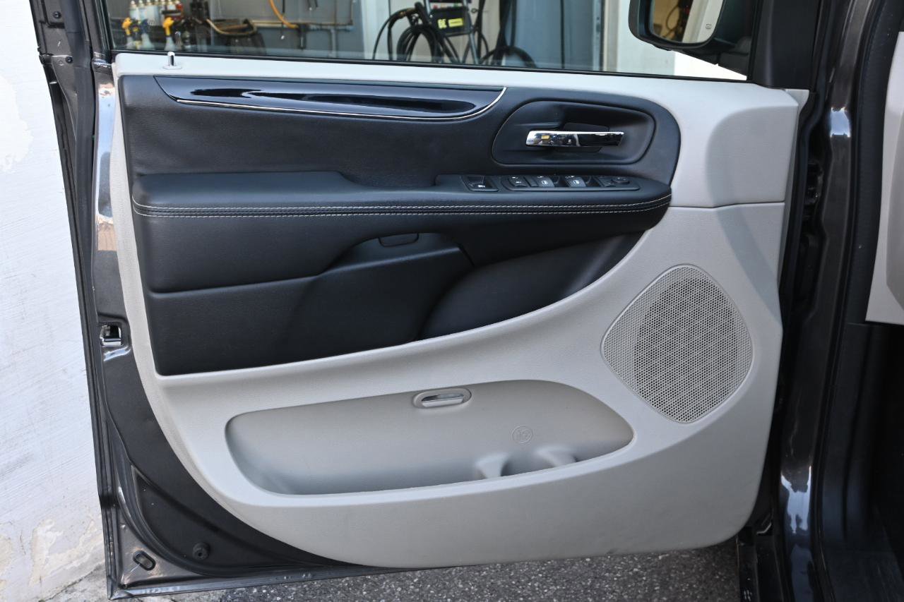 Used 2016 Dodge Grand Caravan SE image 11