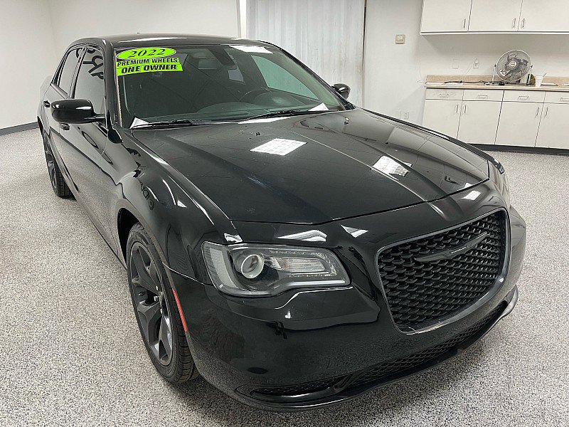 Used 2022 Chrysler 300 Touring w/ Sport Appearance Package image 3