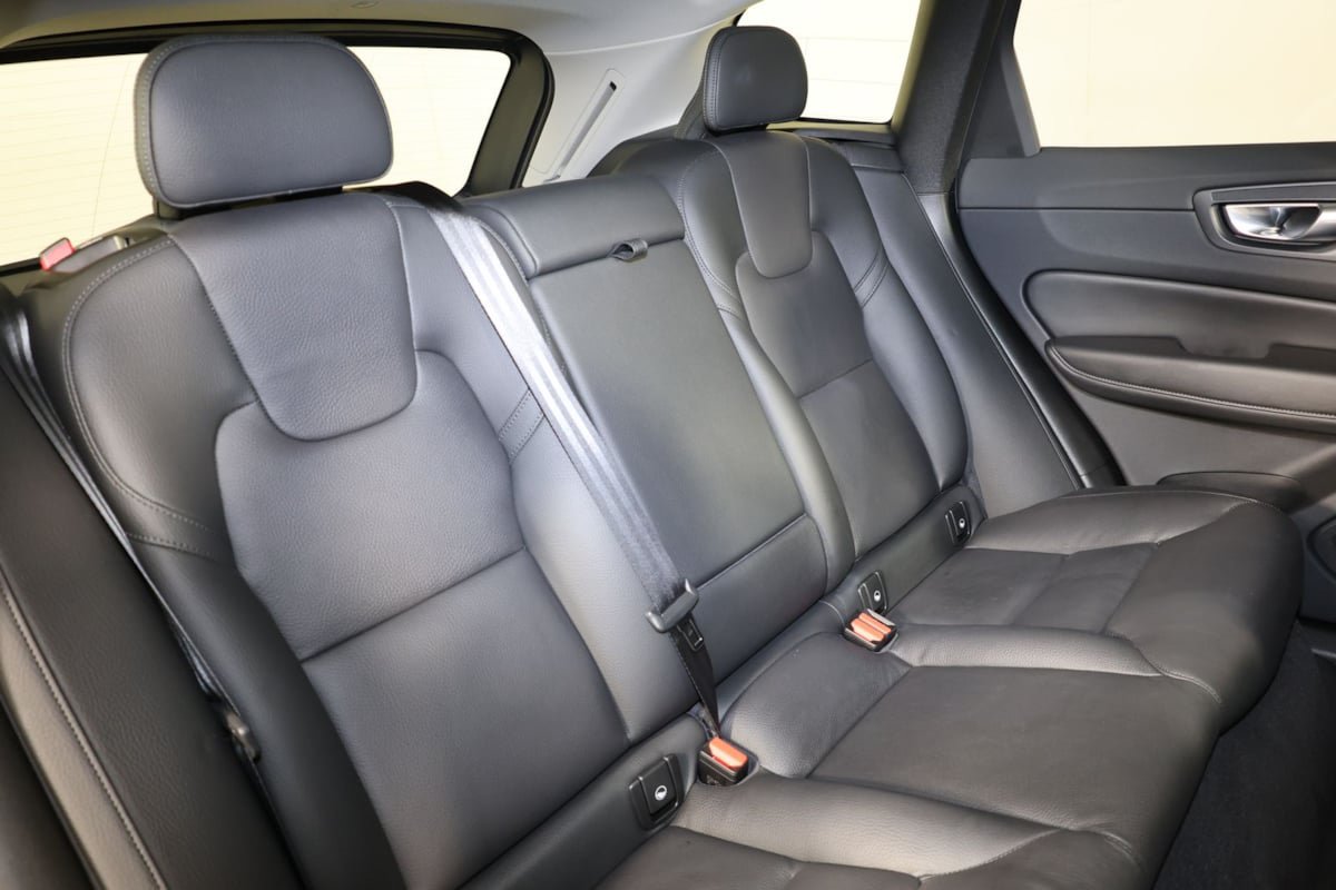 Used 2025 Volvo XC60 B5 Plus AWD/4WD image 33