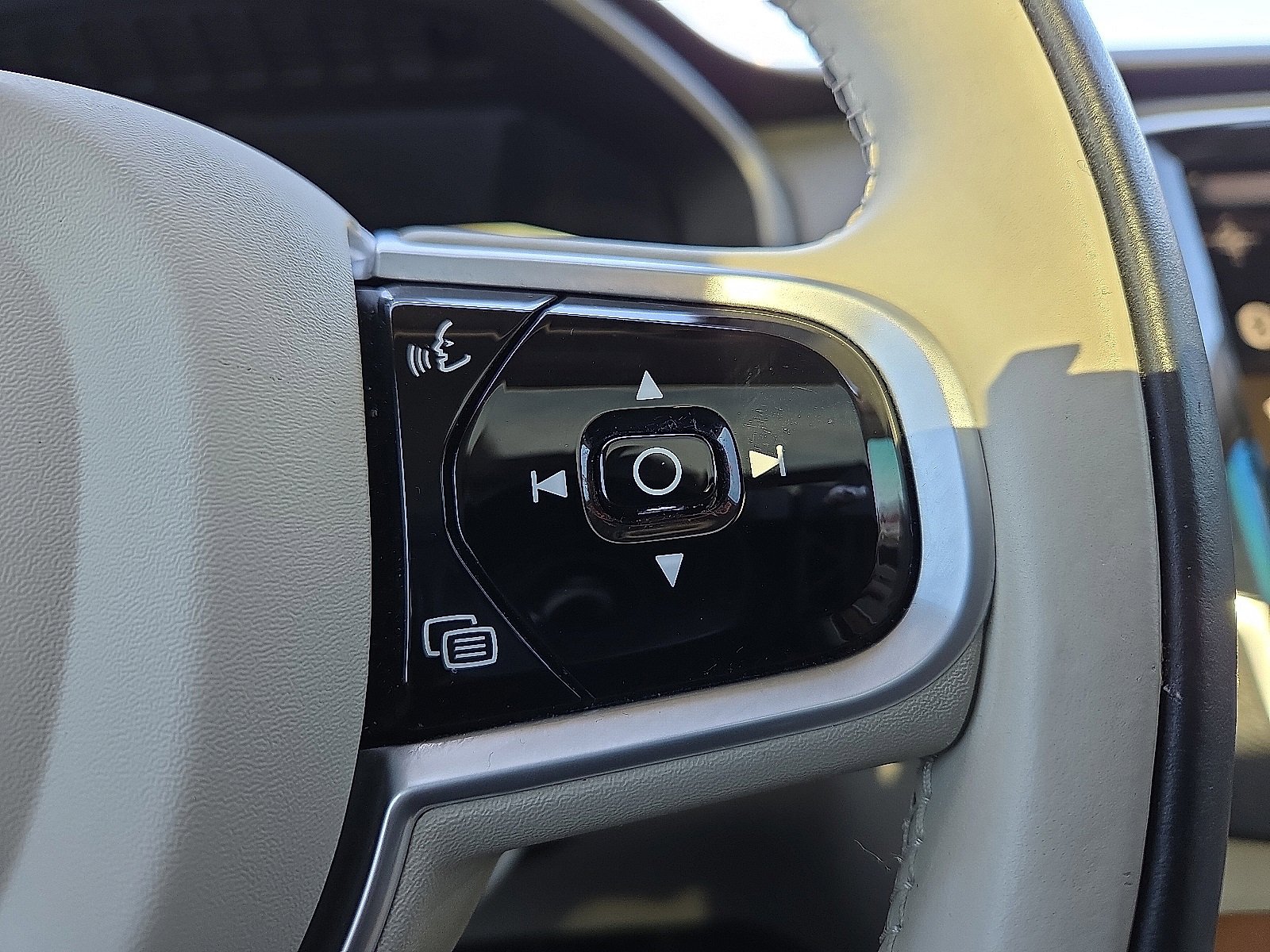 Used 2021 Volvo XC90 T6 Momentum w/ Advanced Package image 17