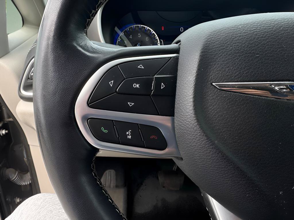 Used 2021 Chrysler Pacifica Touring-L FWD image 23