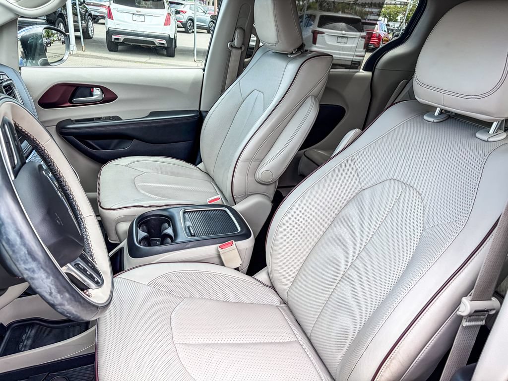 Used 2017 Chrysler Pacifica Limited w/ UConnect Theater Package FWD image 41