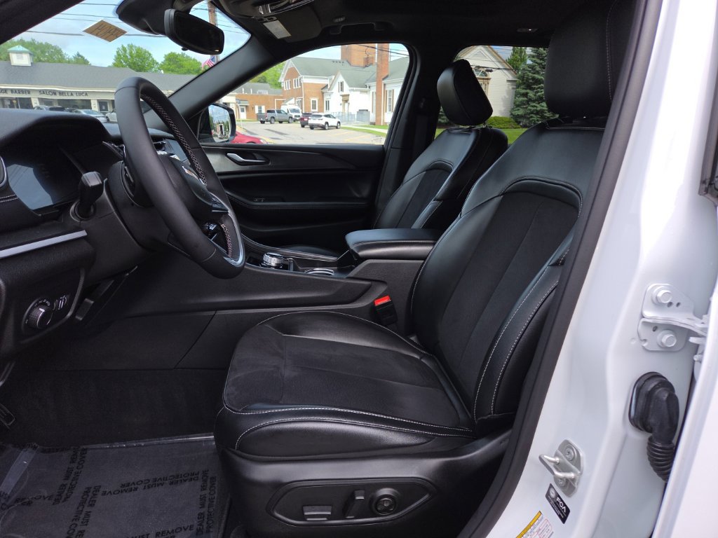Used 2024 Jeep Grand Cherokee Altitude AWD/4WD image 14