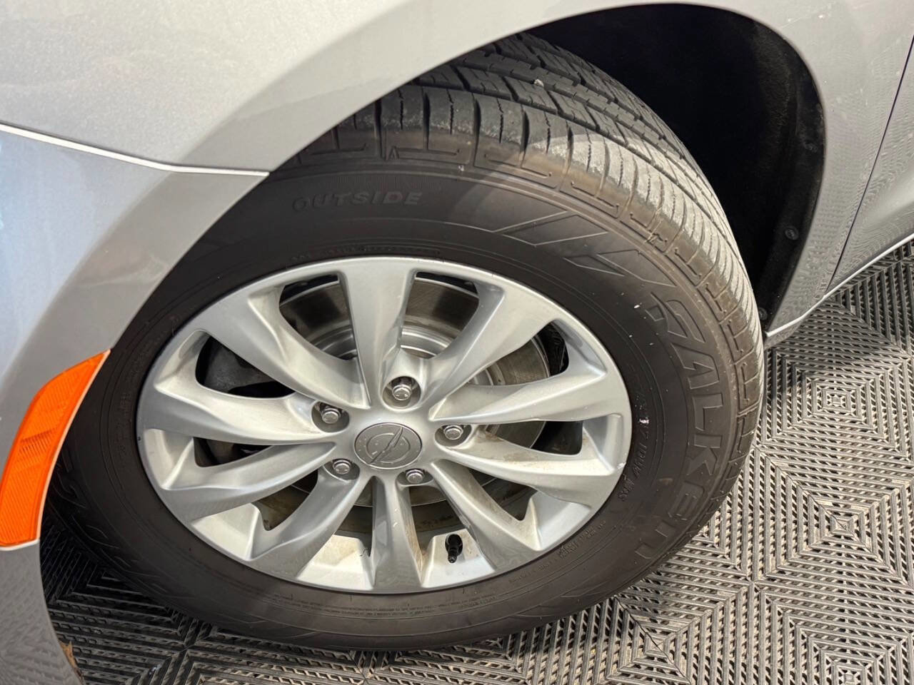 Used 2018 Chrysler Pacifica Touring-L FWD image 37