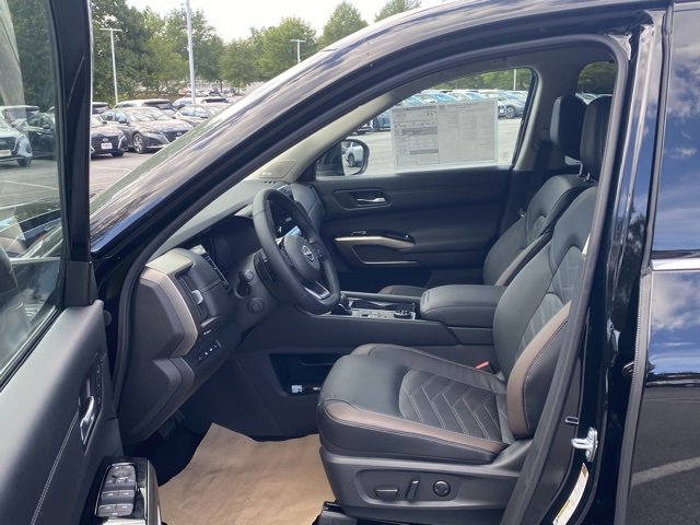 New 2025 Nissan Pathfinder Platinum w/ Black Appearance Package image 16