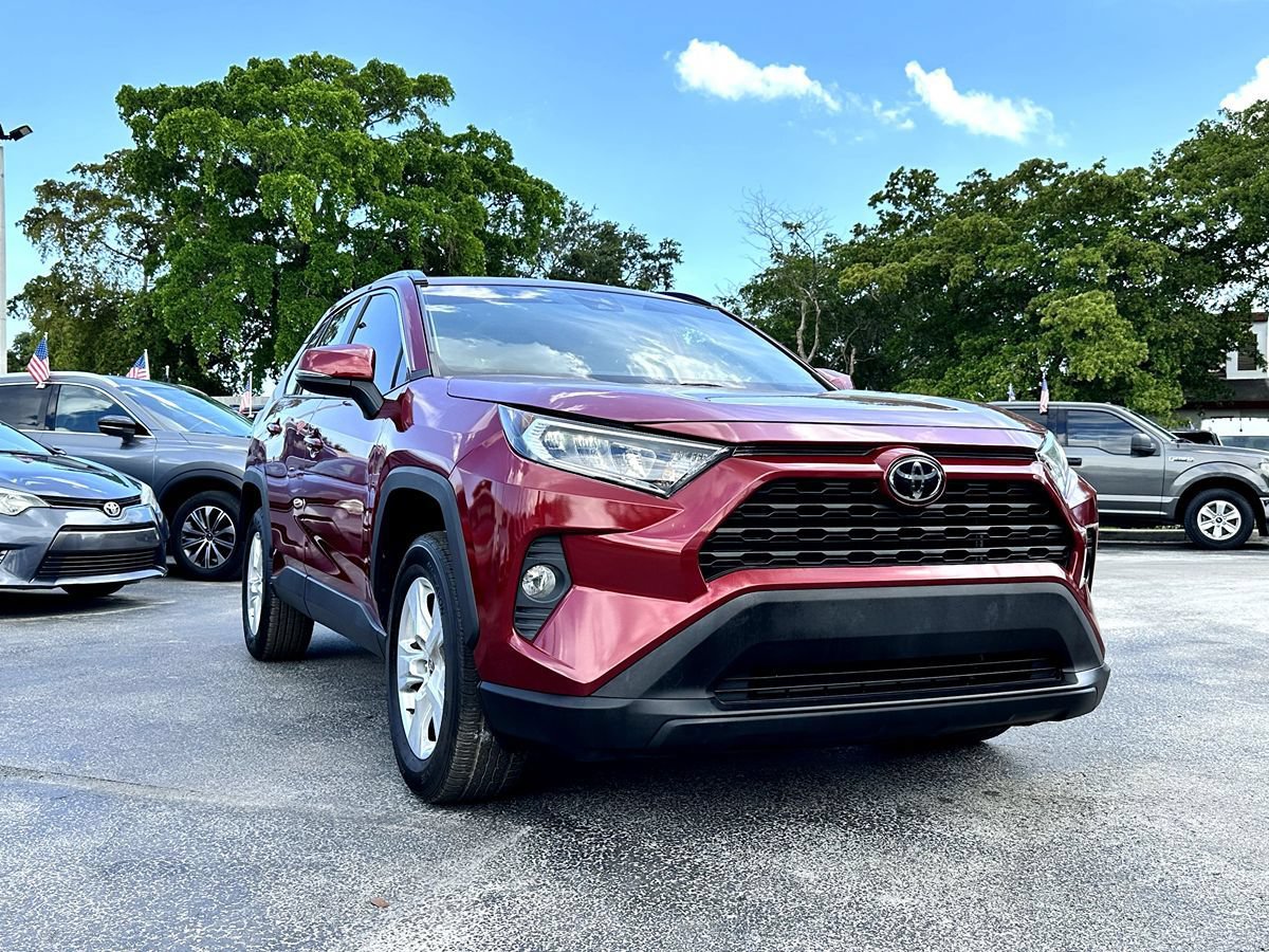 Used 2021 Toyota RAV4 XLE w/ Convenience Package FWD image 3