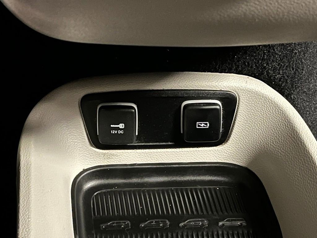 Used 2021 Chrysler Voyager Lxi image 12