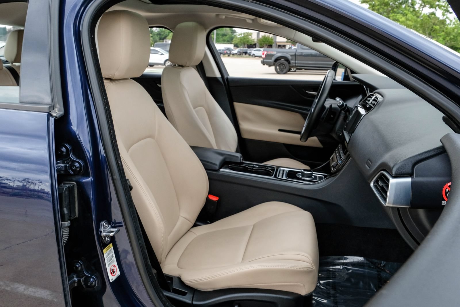 Used 2017 Jaguar XE RWD image 43