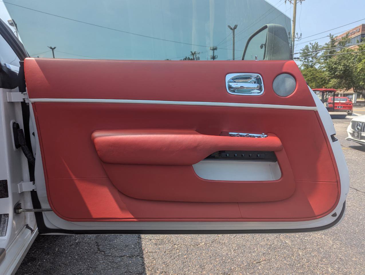 Used 2018 Rolls-Royce Dawn RWD image 11