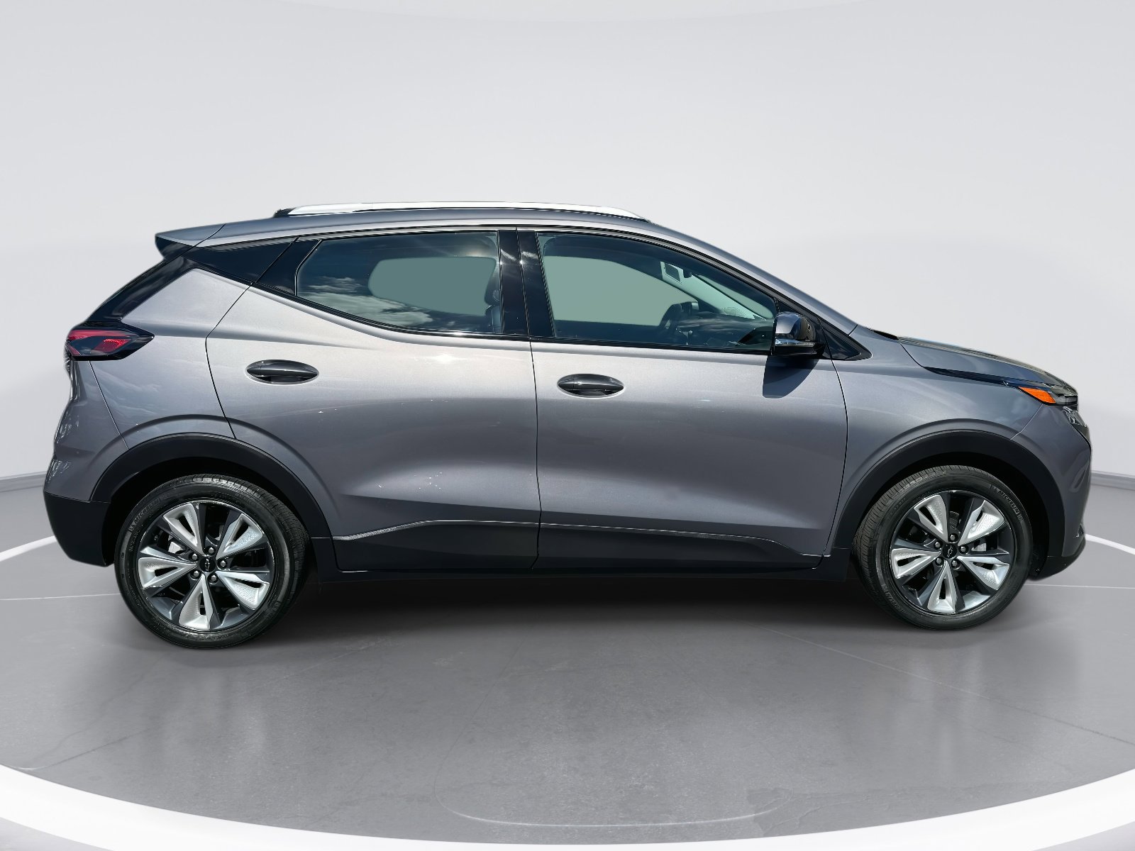 Used 2022 Chevrolet Bolt EUV LT w/ Convenience Package image 4