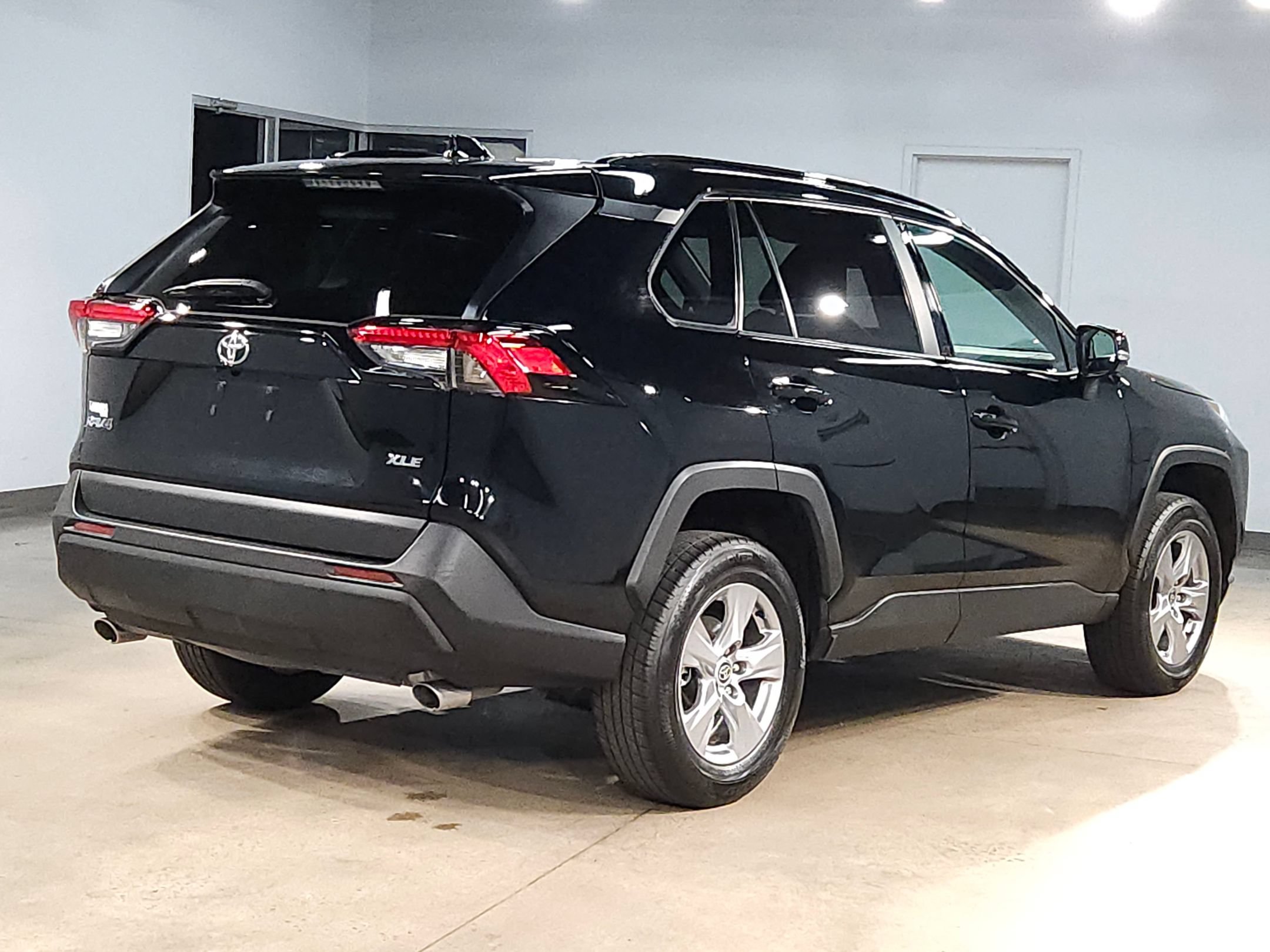Used 2025 Toyota RAV4 XLE FWD image 7