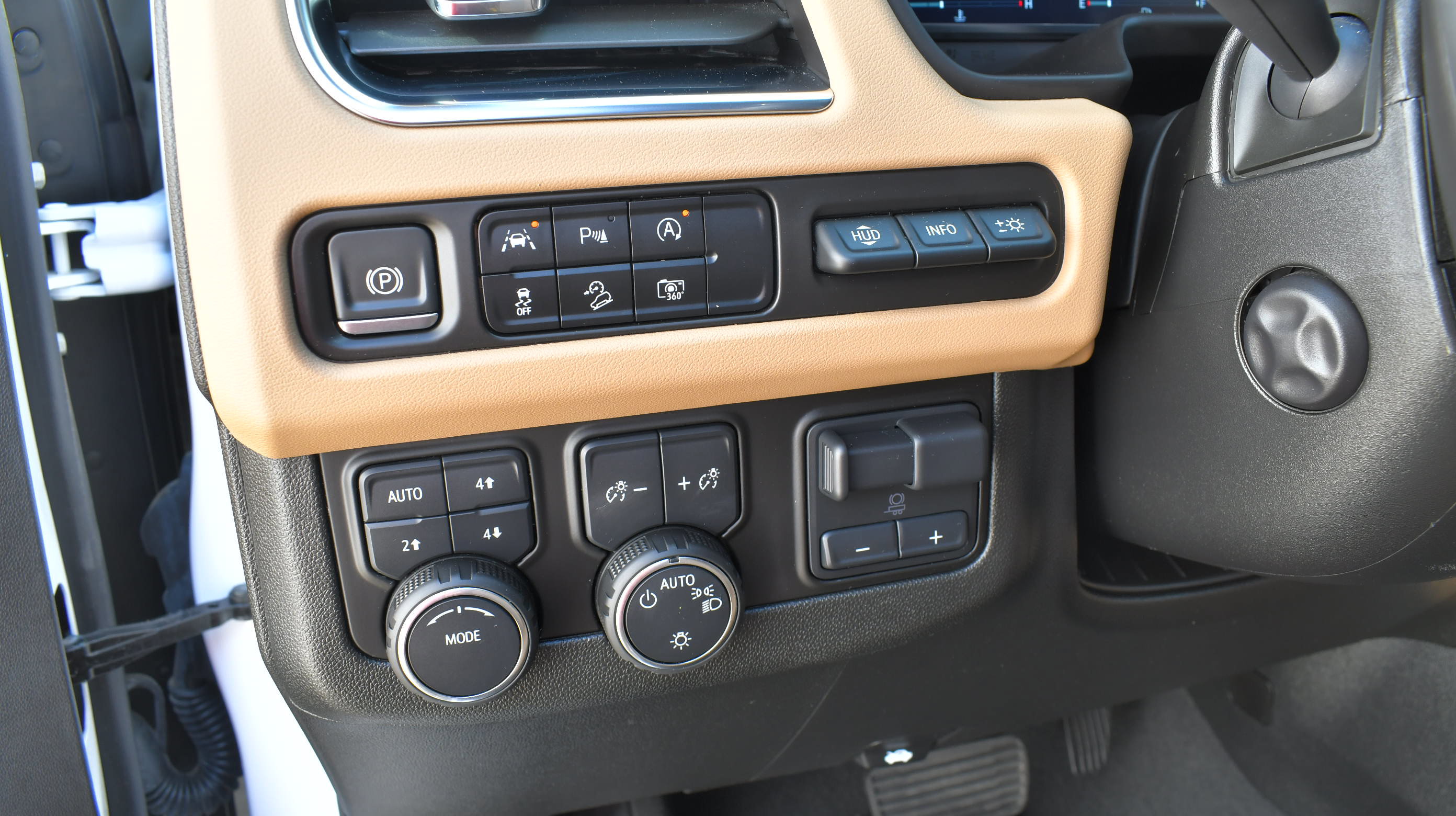 Used 2024 Chevrolet Tahoe Premier w/ Premium Package AWD/4WD image 17