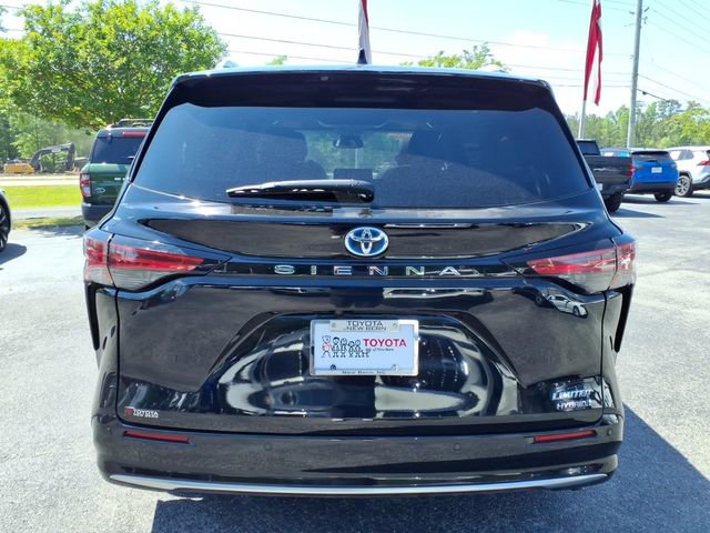 Used 2022 Toyota Sienna Limited FWD image 2
