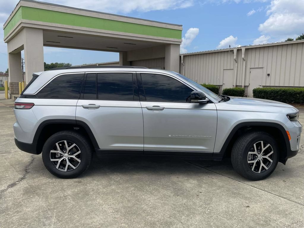 Used 2025 Jeep Grand Cherokee Limited w/ Luxury Tech Group II AWD/4WD image 2
