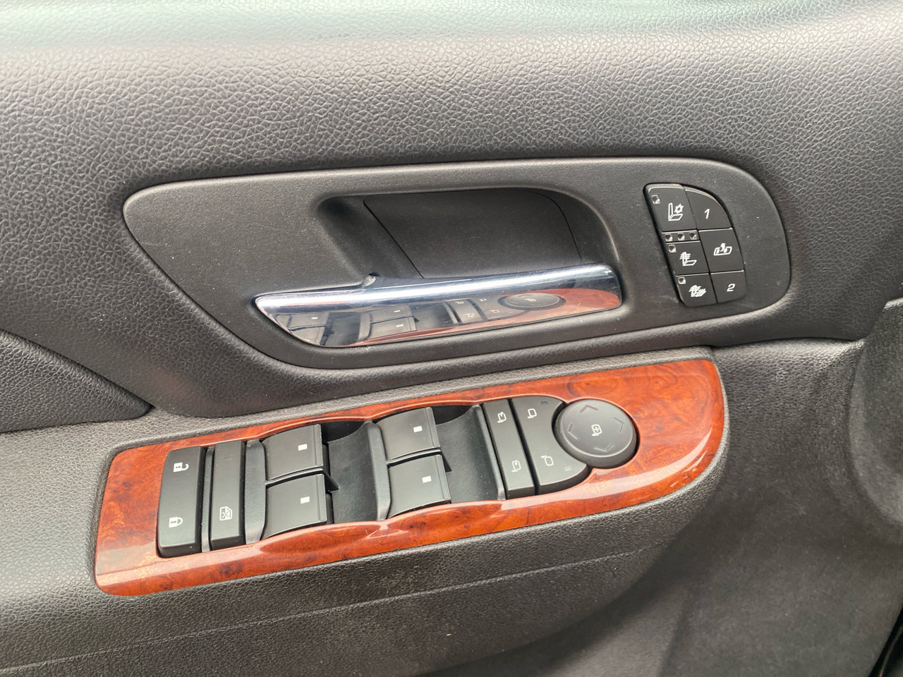 Used 2011 Chevrolet Avalanche LTZ image 12