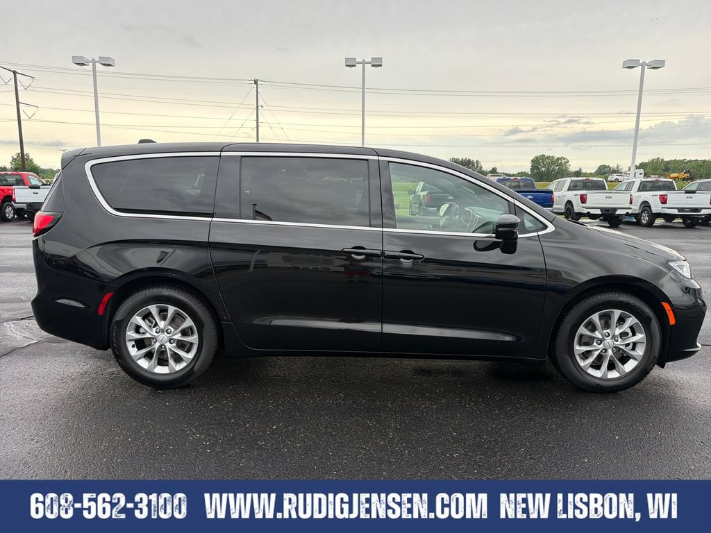 Used 2026 Chrysler Pacifica Limited FWD image 6