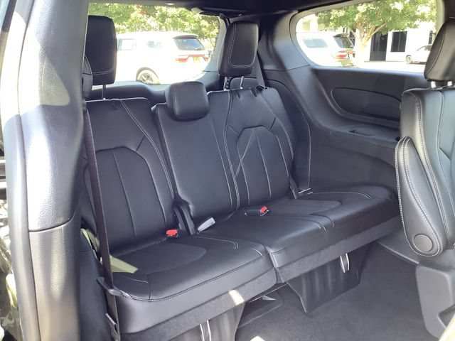 Used 2025 Chrysler Voyager LX FWD image 34