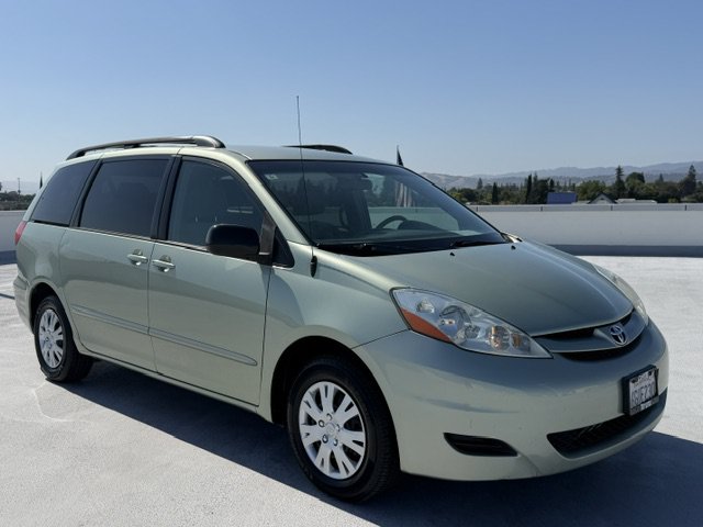 Used 2009 Toyota Sienna LE FWD image 2
