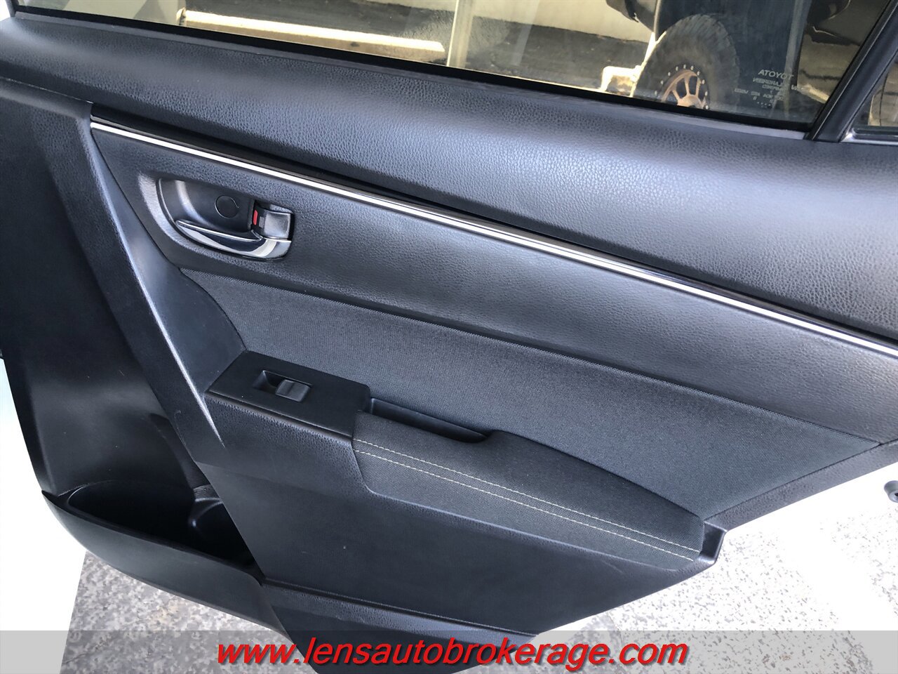 Used 2018 Toyota Corolla LE FWD image 19