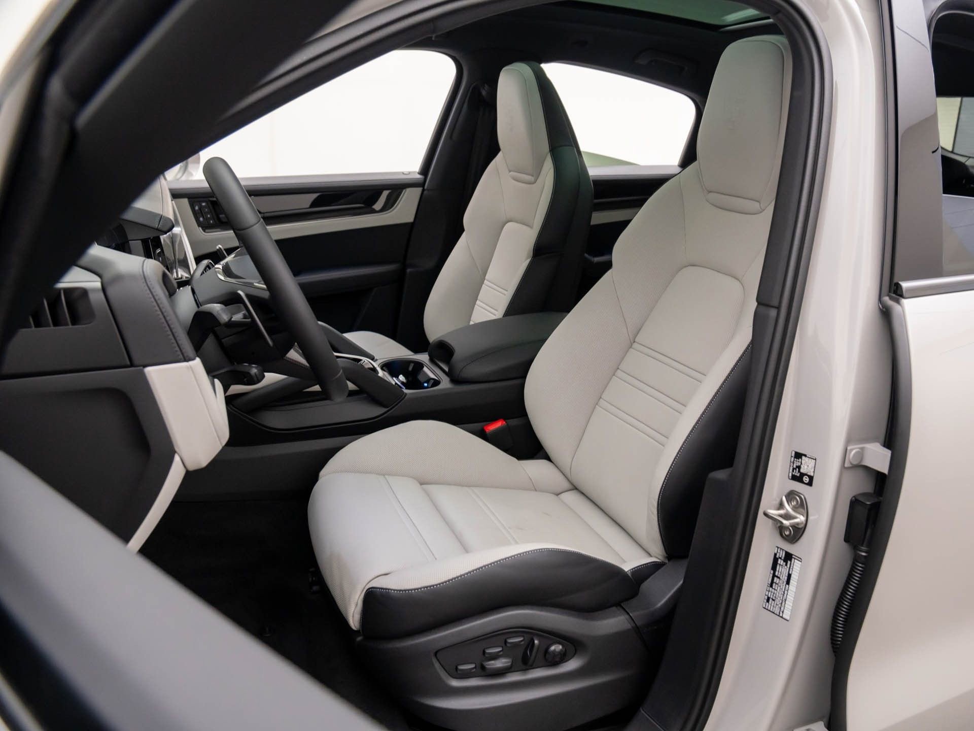 New 2026 Porsche Cayenne E-Hybrid Coupe AWD/4WD image 5