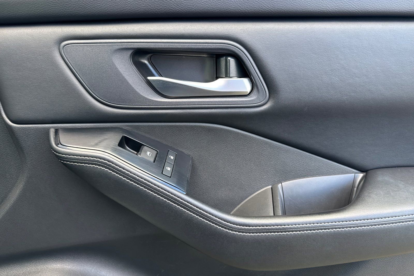 Used 2024 Nissan Rogue SV image 19