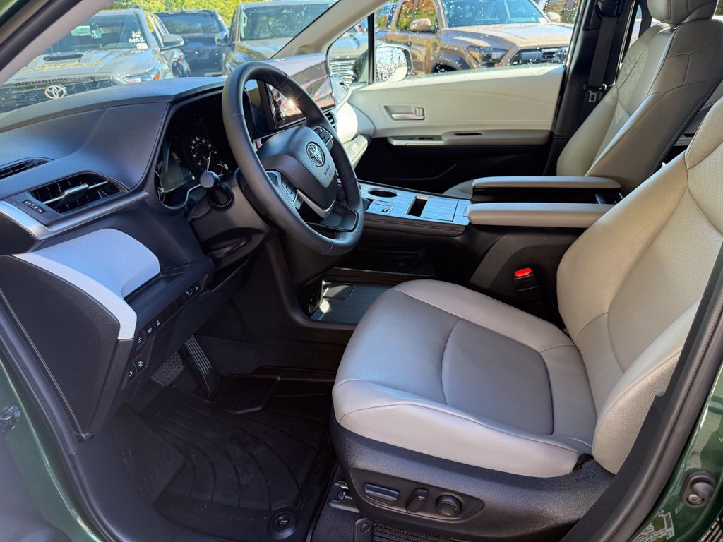Used 2026 Toyota Sienna XLE AWD/4WD image 15