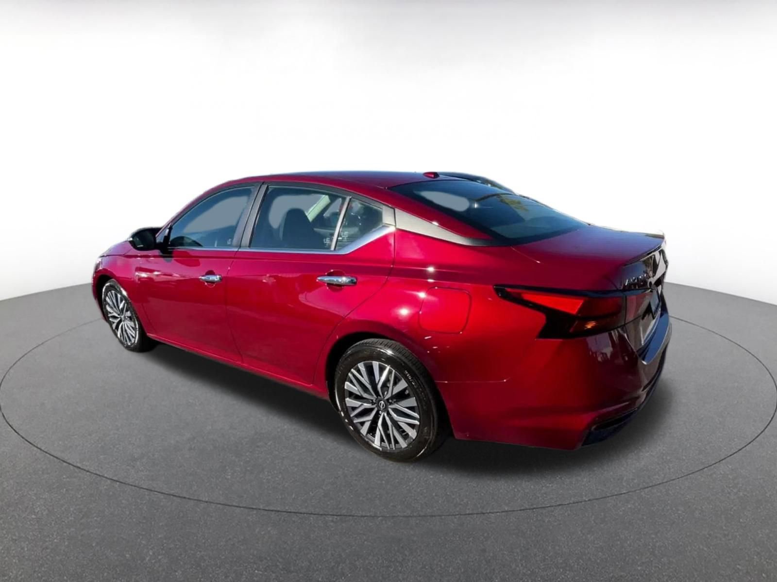 Used 2024 Nissan Altima 2.5 SV image 9