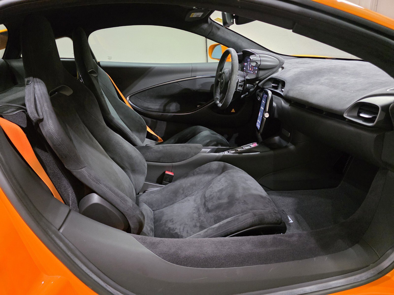 Used 2023 McLaren Artura image 17