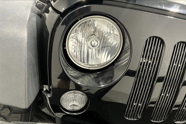 Used 2016 Jeep Wrangler Unlimited Rubicon w/ Dual Top Group image 32