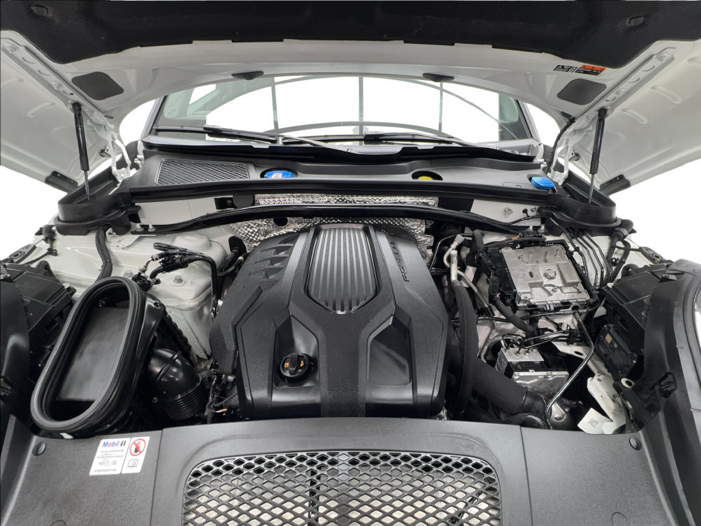 Used 2024 Porsche Macan Turbo AWD/4WD image 19