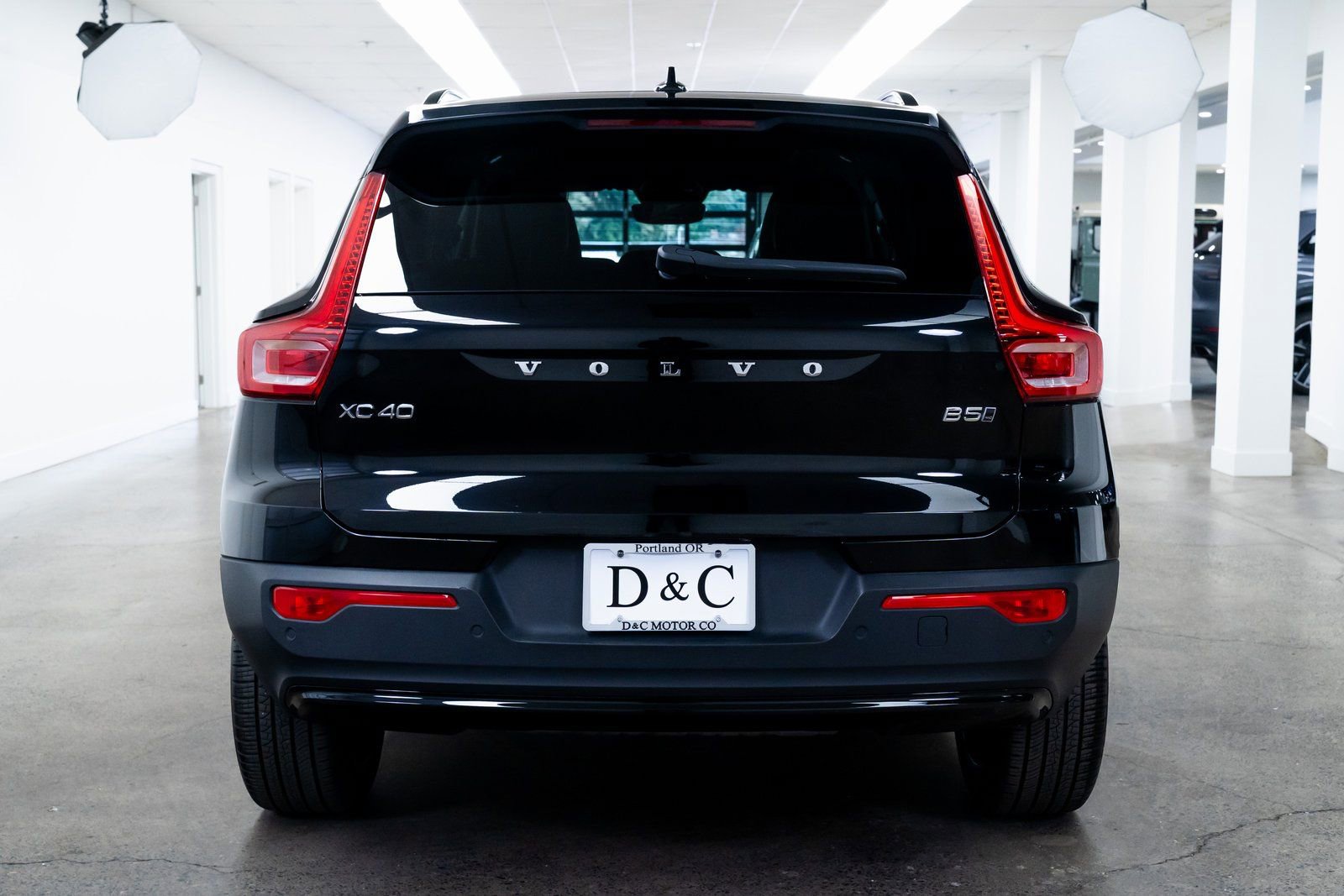 Used 2025 Volvo XC40 B5 Plus image 5