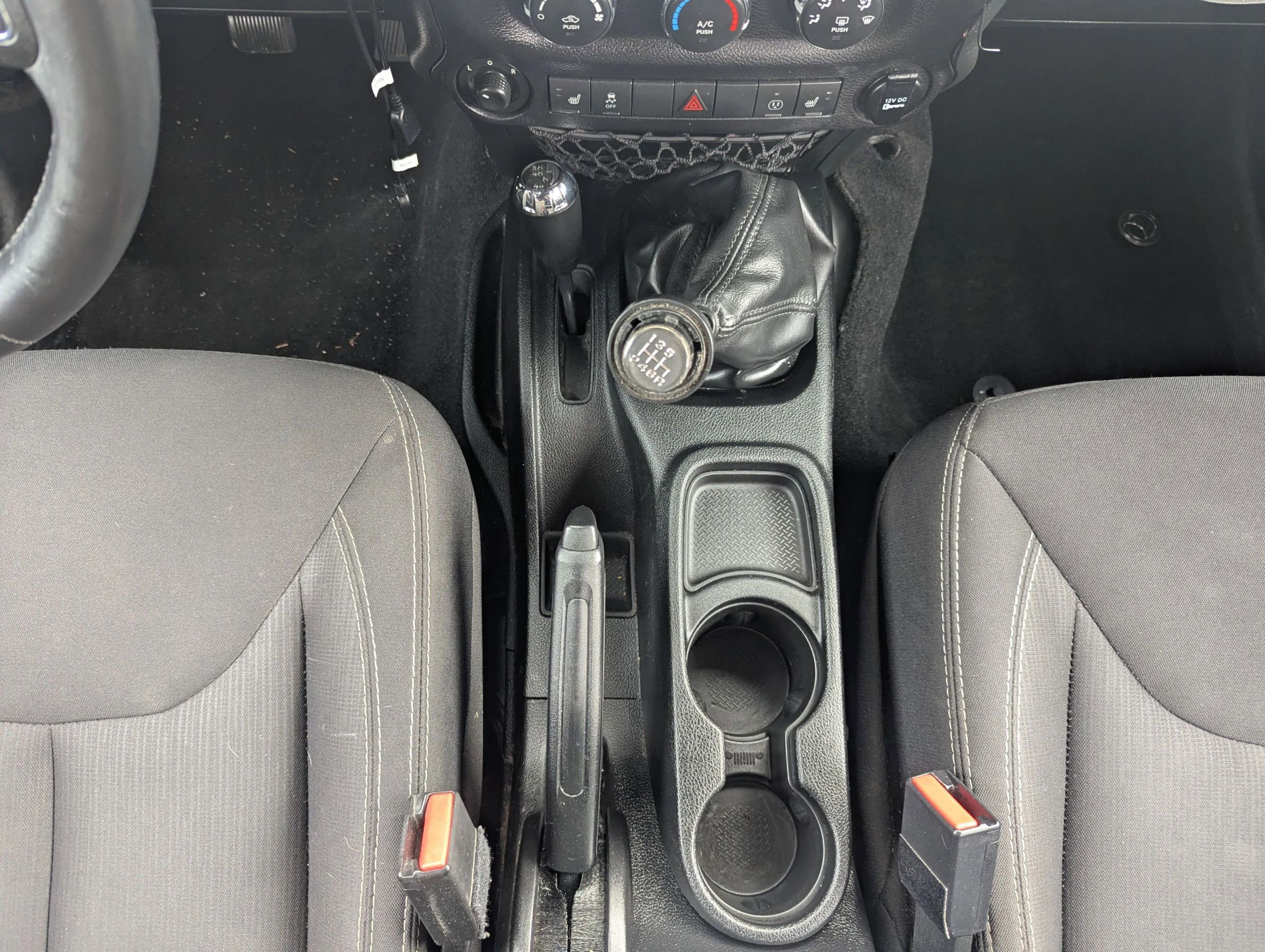 Used 2015 Jeep Wrangler Unlimited Sahara w/ Connectivity Group AWD/4WD image 11